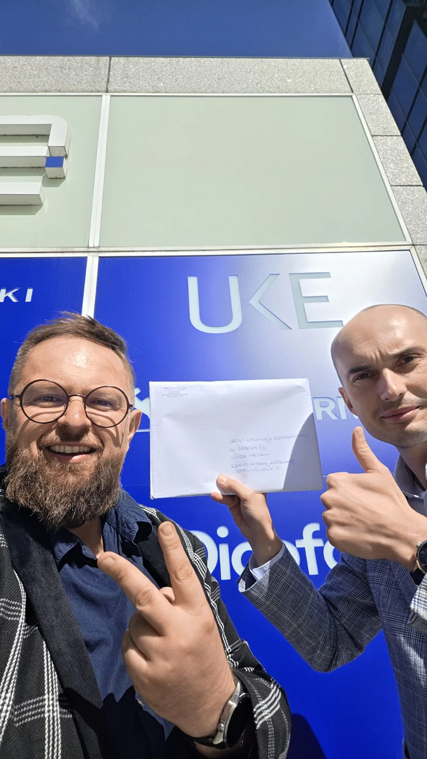 Karol Warda i Michał Winnicki przed siedzibą UKE z ofertą MWE Teleport na MUX‑5